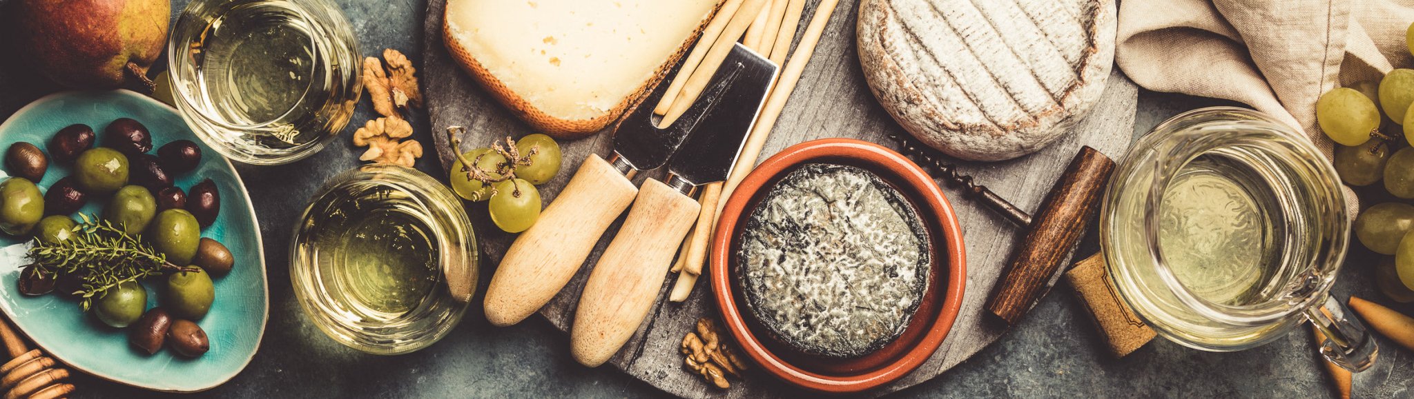 Leckere Feinkost und Delikatessen wie Oliven, Konfitüre und Schinken ...